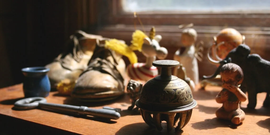 Photograph of knick-knack and bric-a-brac clutter