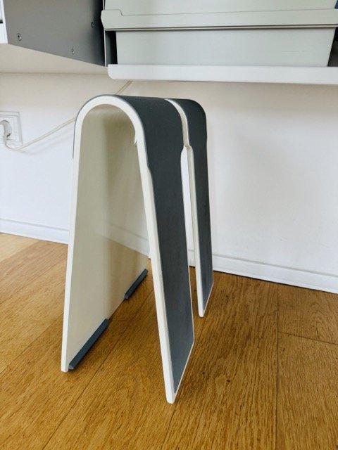 Minifitness.fr stepper stowed away under the desk