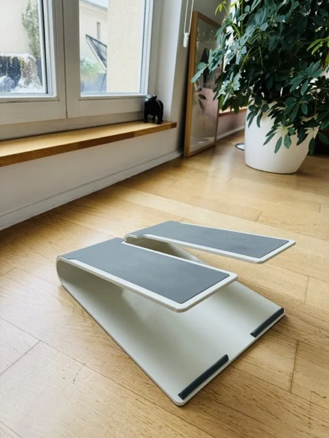 The compact minifitness.fr stepper on a hardwood floor